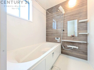 気密性と断熱性に優れ、外気の影響を受けにくく、浴室内の温度を一定に保ちやすいです。特に冬場は、暖房効率が高まり、快適なバスタイムを過ごせます。