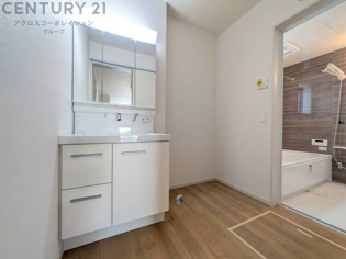 衣服の収納や脱ぎ着や整理整頓がしやすく、湿った衣類を乾燥させるスペースがありカビや臭いの発生を防ぎます。床の汚れを他の部屋に持ち込まず清潔を保つことができます。また快適な入浴環境の整備にも役立ちます。