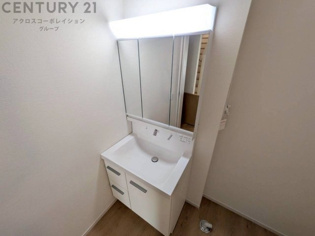 化粧品や洗顔料、歯ブラシなどの必需品をまとめて置ける収納スペースがあり、使用するたびに取り出す手間が省けます。また、水回りのため、濡れても大丈夫な素材が使用されており、お手入れが簡単です。