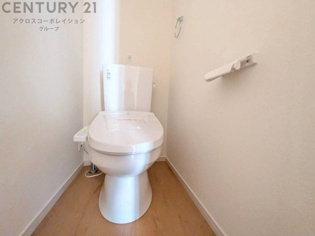 温水洗浄便座付トイレは温水洗浄機能により、暖かい水でおしりを洗浄することができ、冷たい水を使う従来の便座に比べ、温水洗浄機能で暖かいトイレを提供し、快適な使用を可能にします。