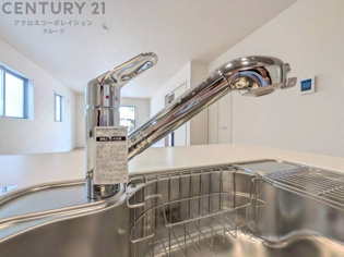 浄水機能付キッチン水栓は、飲み水や調理水の品質を向上させ、健康と安全をサポートします。便利な直飲みや炊飯用水として利用でき、ボトル水の買い物やストックの必要がなくなります。