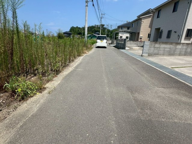 神郷2丁目　売土地の前面道路含む現地写真