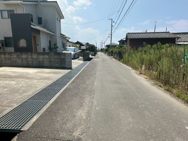 神郷2丁目　売土地の前面道路含む現地写真