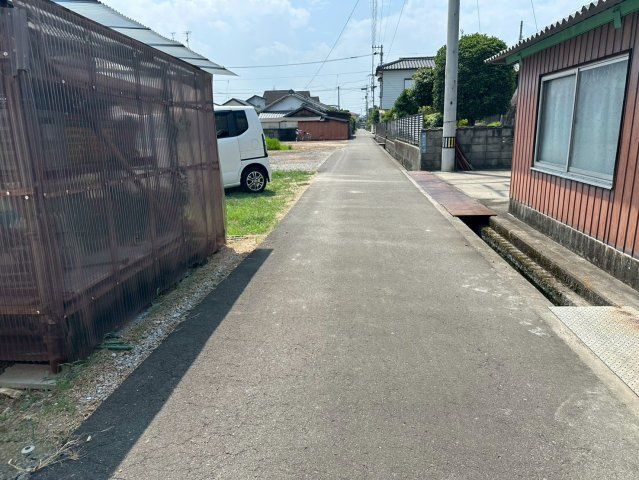 郷1丁目　売土地の前面道路含む現地写真