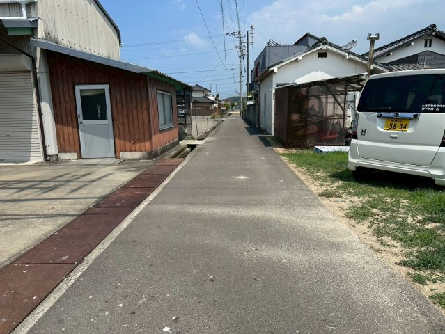 郷1丁目　売土地の前面道路含む現地写真