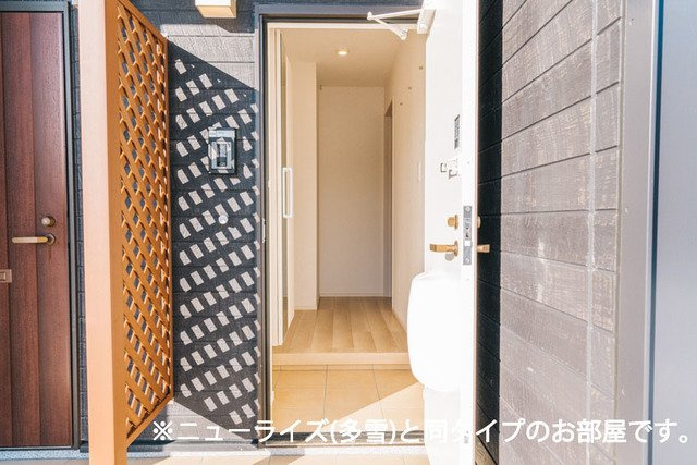 シエロガーデン柏崎Ｃの玄関|収納もある玄関です