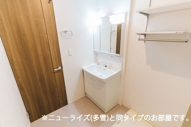 シエロガーデン柏崎Ｃの洗面所|ゆったりとスペースのある洗面所