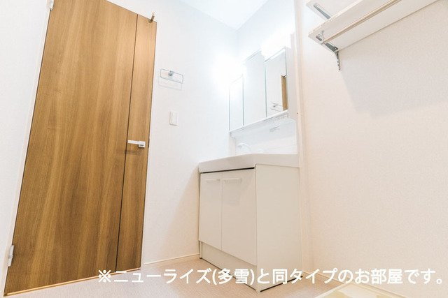 シエロガーデン柏崎Ｃの洗面所|脱衣スペースもあります