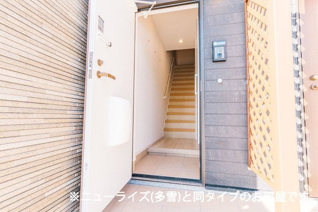 シエロガーデン柏崎Ｃの玄関|収納もある玄関です