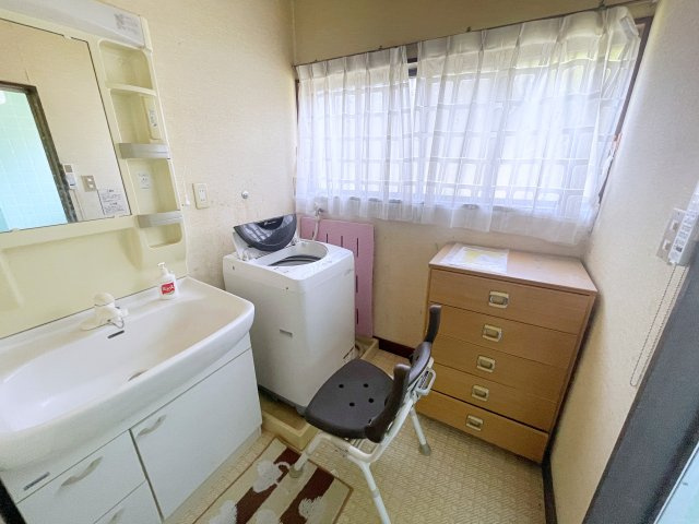 中古戸建　いわき市自由ヶ丘の洗面所|窓も確保されているので換気もしやすいです！