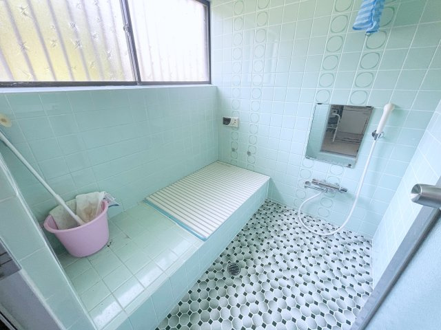 中古戸建　いわき市自由ヶ丘の浴室|日中でも明るい大きな窓があります！