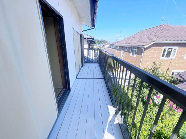 中古戸建　いわき市自由ヶ丘のバルコニー|2階にあるベランダは周囲の視線が気になりにくく安心感があります♪