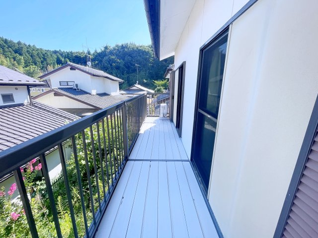 中古戸建　いわき市自由ヶ丘のバルコニー|ゆったりとしたべランドスペースがあり外からの視線も気にならず、安心してくつろげるプライベート空間に♪
