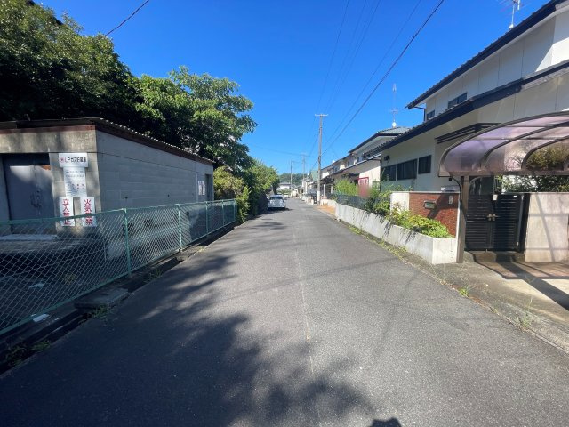 中古戸建　いわき市自由ヶ丘の前面道路含む現地写真|車通りが少なく静かな住宅街に立地♪前面道路も穏やかな雰囲気でゆったりとした暮らしができます♪