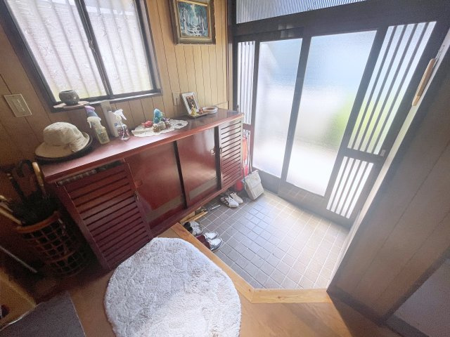 中古戸建　いわき市自由ヶ丘の玄関|小窓があるので日中でも陽の光が入るので明るいです♪