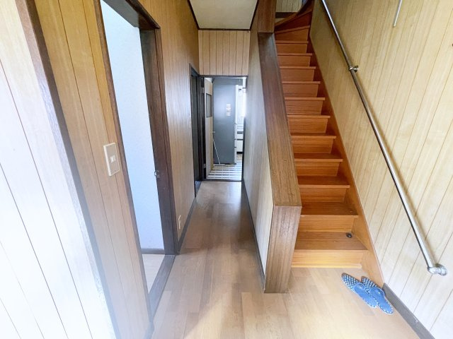 中古戸建　いわき市自由ヶ丘の内装|玄関からすぐ2階へ上がれる階段があるので生活動線がしやすいです！