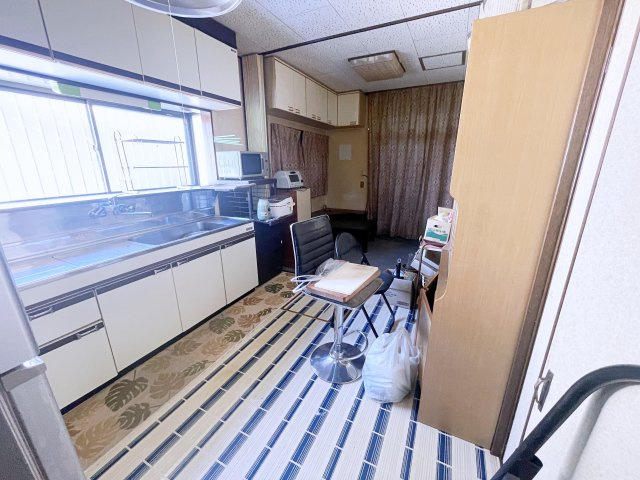 中古戸建　いわき市自由ヶ丘のキッチン|キッチンには大きな窓があるので電気をつけなくても日中は明るい状態で料理ができます！