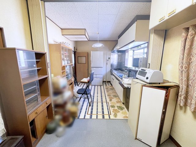 中古戸建　いわき市自由ヶ丘の居間・リビング|吊戸棚付きでキッチンやダイニングの収納として便利です！