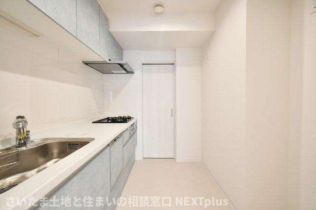 エクセルせんげん台のキッチン|奥行きも横幅も広さがありますので、2人でお料理しても動きやすいゆったり空間です！ベビーゲートをつけることでお子様やペットを刃物や火の元へ近づかせることなく、安心安全にお料理を作ることができます。