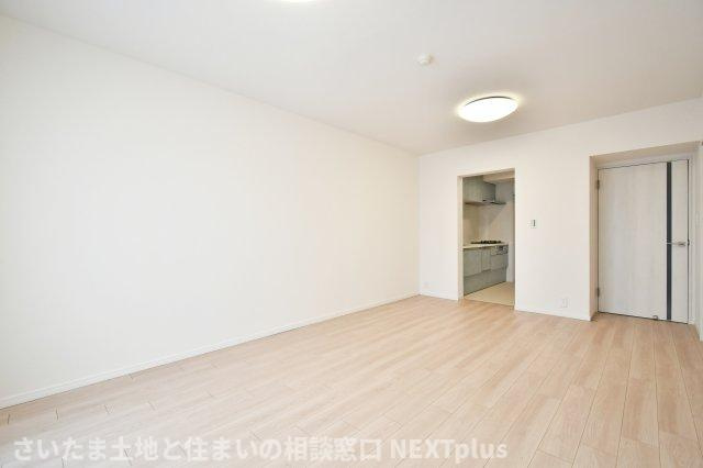 エクセルせんげん台の居間・リビング|14.7帖LDK：広いリビングスペースで、ソファや家具を置いても余裕のある空間。ご家族・お友達が集まっても全員がゆったり楽しめるリビングスペースなので、ホームパーティーを開いても楽しそうですね◎