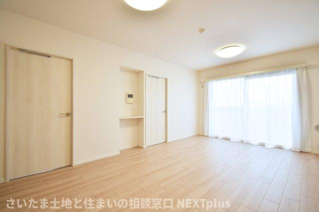 エクセルせんげん台の居間・リビング|14.7帖LDK：南東側の大きな窓からバルコニーに出られます。朝から暖かい光が入るので明るいリビングです◎インターホンモニターの下にはカウンターがあるので、ちょっとした物置に便利です！