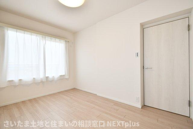 エクセルせんげん台の洋室|洋室①6.3帖：リビングすぐ横のお部屋です。扉を開けるとすぐリビングなので、寂しがりやのお子様の初めての一人部屋としてもおすすめです◎思春期のお子様も、必ず顔を合わせることが出来ますよ◎