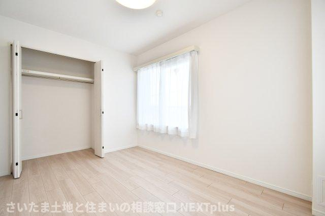 エクセルせんげん台の洋室|洋室①6.3帖：南東側と北東側の2面採光のお部屋です。窓も大きいので風通しが良く、換気をするといつも気持ちの良い空気で過ごせます◎クローゼットは大容量なのでお部屋がスッキリ片付きます！