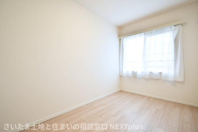 エクセルせんげん台の洋室|洋室②5帖：北東向きなので朝陽とともに気持ち良く目覚められます！梁や柱などのデットスペースになるものが無いので家具のレイアウトがしやすく、様々なコーディネートが楽しめそうですね◎