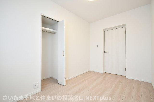 エクセルせんげん台の洋室|洋室②5帖：玄関から部屋までの動線にリビングがあるので、ご家族とのコミュニケーションが取りやすいです◎クローゼットつきなので洋服などの荷物の収納場所にも困りません！