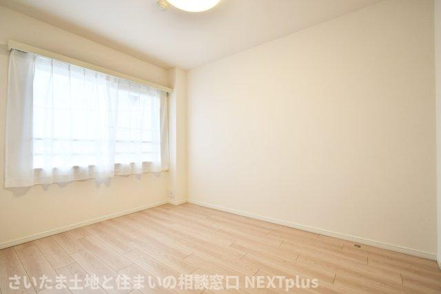 エクセルせんげん台の洋室|洋室③6帖：白基調でシンプルなお部屋は家具のレイアウトがしやすく、どんなコーディネートにも合います◎ベットと勉強机を置いてもゆとりのある広さなので、お子様の一人部屋としてもおすすめです！