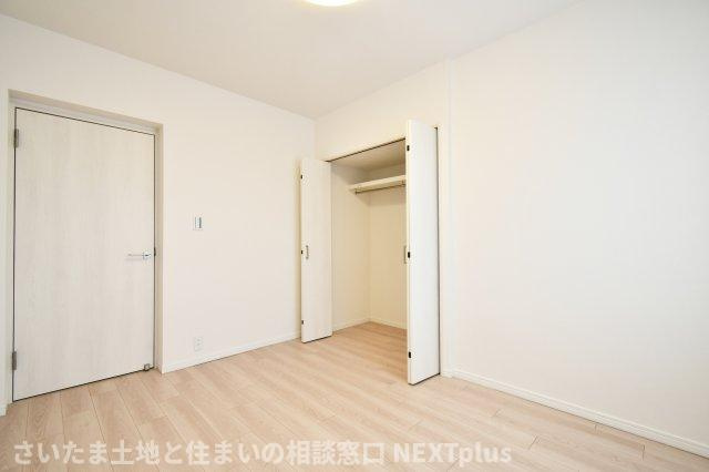 エクセルせんげん台の洋室|洋室③6帖：クローゼットにはハンガーパイプがついているのでかけるだけの収納ができ、家事ラク＆家事の時短になります！上下にセパレートされているのも収納しやすいポイントですね◎