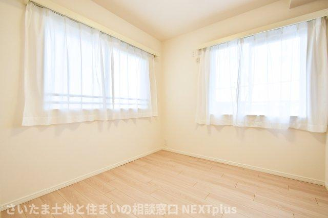 エクセルせんげん台の洋室|洋室④4.4帖：北西側と北東側の2面採光です。北向きのお部屋は直射日光が入らないので、家具が傷みにくいです◎ベットと勉強机も置ける広さなので、お子様の一人部屋や書斎など多用途にご使用いただけます！