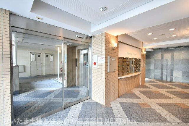 エクセルせんげん台のエントランス|『物件を今日見てみたい』といった当日のご案内、同条件などの物件、他社様掲載物件もご紹介可能！一日でまとめて内覧したい方、ぜひ当社までお問い合わせ下さい。スタッフ一同皆様のご連絡お待ちしております！