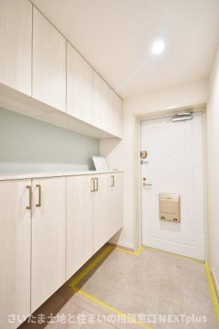 エクセルせんげん台の玄関|シューズボックスは上下セパレートタイプですので、季節物で上下に分けて収納する事ができます。また間のスペースには鍵を置くスペースにする事で、外出前に鍵を探すなど慌ただしさが軽減されるのでおすすめです。