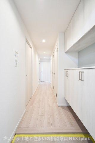 エクセルせんげん台の玄関|白を基調とした玄関。明るく広く見せる工夫が施されております！玄関は広めに設計されておりますので、お子様と並んで靴を一緒に履く事もできます！木目調のフローリングが落ち着いた雰囲気の玄関です。