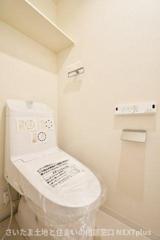 エクセルせんげん台のトイレ|温水洗浄便座付きの清潔感のあるトイレ◎吊戸棚付きで、トイレットペーパーなどの備品補充も楽々行えます。掃除用具をしまうと生活感も消す事ができ、イマドキなお部屋にできます。