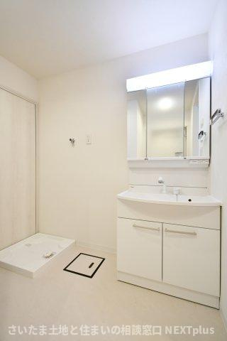 エクセルせんげん台の独立洗面台|三面鏡付き洗面台は朝の寝癖直しも楽々。鏡裏には歯ブラシセットやスキンケアも収納できて魅力的です！下の収納にもドライヤーや入浴グッツ、洗剤のストックなど…様々なものが収納できる便利な設備です！