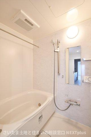 エクセルせんげん台の浴室|白基調の明るい雰囲気の浴室です。浴室乾燥機もついておりますので、日曜日の夜に出される体操着や給食着、雨の日のお洗濯も困りません！暖房機能もついているので、寒い日のお風呂も気持ち良くは入れますね。