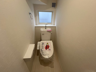 【トイレ】 | 広陵町２丁目　新築戸建 | 1階　トイレ　換気扇もついています。