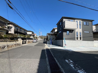 【前面道路含む現地写真】 | 広陵町２丁目　新築戸建 | 角地なので開放感がございます。
