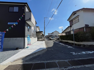 【前面道路含む現地写真】 | 広陵町２丁目　新築戸建 | 前面道路との高低差がないので駐車も楽々です。