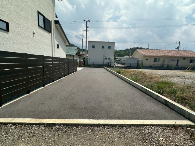 郷4丁目　売土地の前面道路含む現地写真
