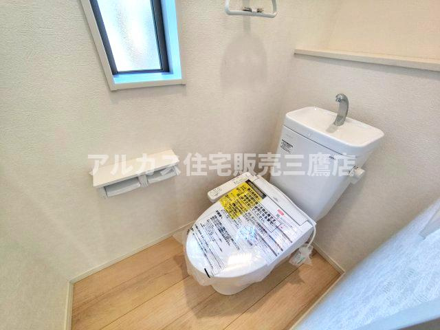 三鷹市大沢５丁目の新築一戸建のトイレ