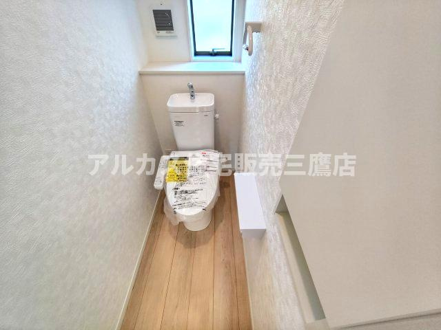 三鷹市大沢５丁目の新築一戸建のトイレ