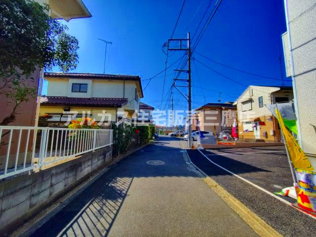 三鷹市大沢５丁目の新築一戸建の前面道路含む現地写真