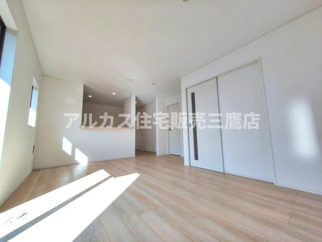 三鷹市大沢５丁目の新築一戸建の居間・リビング