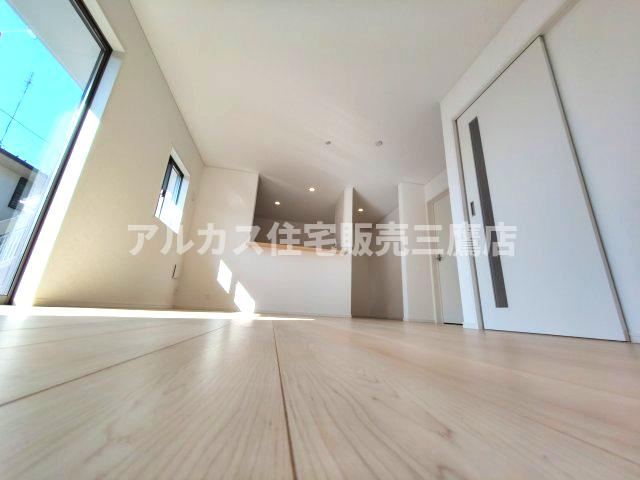 三鷹市大沢５丁目の新築一戸建の居間・リビング