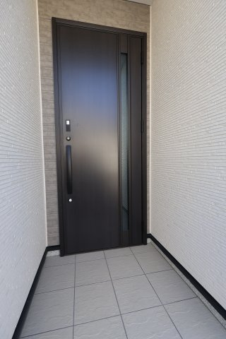 《仲介手数料無料》西区三橋５丁目1071-1(1号棟)新築一戸建てリナージュの玄関|撮影日 2025年11月21日 11:50 晴れ