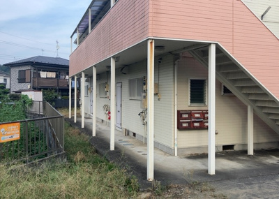 【外観】 | パンプキンハイム | 隣家の土地はどうなっているのか、生活利便施設が近くにあるのか、学校まで近いかなど、お客様のライフスタイルにあわせたイメージが重要です。また、近くにあると困る施設が近くにないかも確認するといいでしょう。