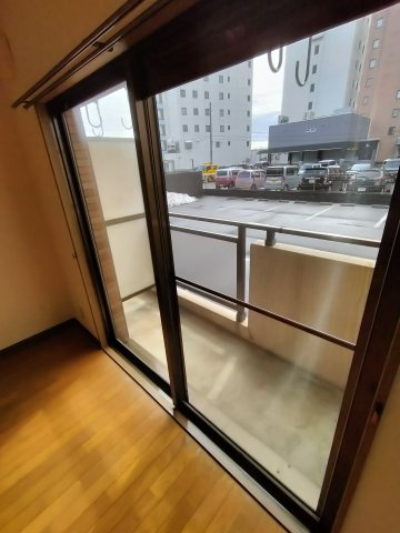 ベロウ駅前の洋室